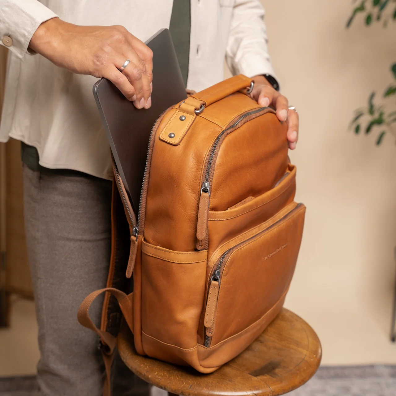 Leather Backpack Cognac Austin - Image 3
